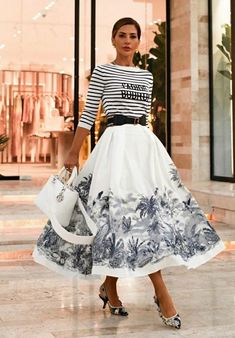 Walking Down The Street, A Skirt, Couture Fashion, Look Fashion, Skirt Fashion, Classy Outfits, Beautiful Outfits, Chic Outfits, Casual Chic