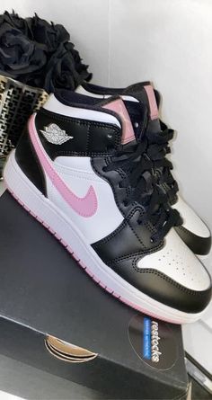 Nike Rosa, Nike Shoes Women Fashion, Pretty Sneakers, All Nike Shoes