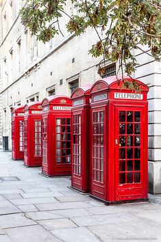 red telephone booths in london with text overlay that reads the best things to see and do in london