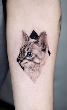 Cool Cat Tattoos Small Cat Tattoos, Cute Small Cat, Cat Lover Tattoo, Tatuaje Studio Ghibli, Cat And Dog Tattoo, Kitten Tattoo, Cute Cat Tattoo