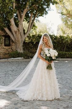 wedding photoshoot Bridal Photo Ideas The Bride, Bride Inspo Wedding Photos, Formal Wedding Pictures, Outside Bridal Portraits, Bride Only Poses, Wedding Ceremony Ideas Photography, Bridal Session Ideas, Bridal Photoshoot Ideas Outdoors