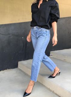 This Stylish 3-Piece Instagram Outfit Has Our Attention Low Heel Outfit, Black Pointed Heels Outfit, Slingback Shoes Outfit, Sling Back Heels Outfit, Casual Vest Outfits, Black Shirt And Jeans, Best Jeans For Women, Looks Jeans