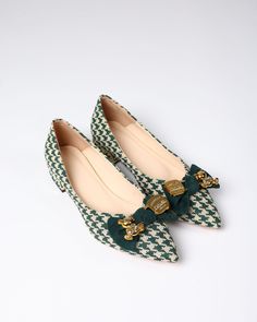 Slip into sophistication with our Bella Green women's flat shoes. Crafted with a stylish blend of autumn shades, a sleek pointed toe, and a timeless houndstooth pattern. These flats are all about confident charm and refined elegance. No matter the event, they effortlessly add a touch of luxury to your outfit. Features Colors: Green and cream Pattern: Classic houndstooth Pointed toe with a butterfly-knot design Comfortable and easy to wear Heel height 1.5inches Luxury Flat, Women's Flat Shoes, Luxury Flats, Butterfly Knot, Knot Design, Colors Green, Houndstooth Pattern, Flat Shoes, Womens Flats