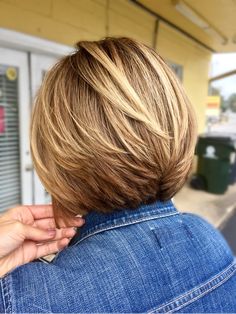 Balayage bob by the Prissy Hippie Medium Haircut, Balayage Bob, Bob Hairstyles For Thick, Medium Bob Hairstyles, Bob Haircut For Fine Hair, Layered Bob Hairstyles