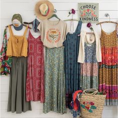 Boho Tshirt Outfits, Loose Boho Outfit, Hillbilly Hippie Style, Boho Hippy Outfits, Hippie Mom Outfits, Christian Hippie Fashion, Hippie Spring Outfits, Spring Boho Outfits, Boho Spring Outfits