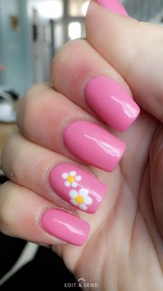 Summer Nails With Daisies, Pink Nails Daisy Design, Pretty Spring Nails Simple, White Nails With Daisy Design, Nails With Painted Flowers, Daisy Pink Nails, Pink Nails Daisy, Cute Pink Spring Nails, Bright Pink Nails With Flowers