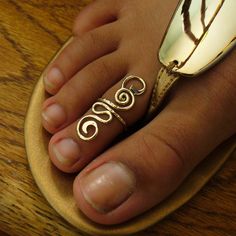 This is a fancy, 12k gold filled toe ring.These are very comfortable to wear.They simply bend open to go over the bulb of the toe and squeeze down to fit the natural slender part right above the nail.It's made from soft ,16 gauge gold filled wire so it adjusts very easily.No more toe rings that rotate or slide off or annoy adjacent toes Here's one that looks great and is actually made to wear. THE DESIGN OF THIS RING IS 1 1/4 INCHES LONG. WHAT IS GOLD FILLED? Gold filled wire is hollow gold tubi Pinky Ring For Women, Body Jewelry Gold, Pinky Rings For Women, Gold Body Jewelry, Toe Ring Designs, Midi Rings Gold, Gold Toe Rings, Legs Ring, Diy Wire Jewelry