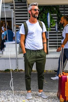 Cooler Look, Green Pants, Well Dressed Men, Mode Inspo, Mens Casual Outfits, Mens Fashion Trends, Grey Hair, Fashion Photoshoot