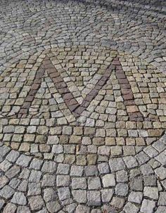 an arrow is shown on the cobblestone pavement