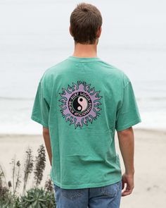 🔥🔥 Surfing Style, Mens Tops Fashion, Retro Surf, Surf Tee, Retro Tee, Pullover Designs, Retro Tshirt, Casual Tee, Fashion Tops