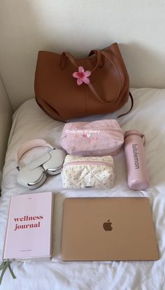 Whats In My Bag For School, School Bag Aesthetic, Everyday Bag Essentials, Uni Bag, School Bag Essentials, School Kit, Inside My Bag, Pink Lifestyle, Purse Essentials