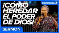 a woman holding a microphone in front of a sign that says i como herediar el poder de dios