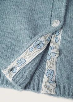 Cardigan avec un ruban cousu à l'intérieur de la patte (voir photo.
Plus qu'une touche décorative, le ruban stabilise la patte de boutonnage et évite que les boutonnières ne s'étirent. De plus, il peut cacher les coutures disgracieuses.
Il vous suffit de coudre le ruban à l'intérieur de la patte de boutonnage avant de coudre vos boutonnières. Vous pouvez le coudre à la machine, mais un ruban cousu à la main avec un point invisible serait très soigné. Beginner Knitting Projects, Knitting Women Cardigan, Chunky Knit Cardigan, Knitting Techniques, Knitting Inspiration, Knitting For Beginners, Sewing Techniques, Sewing Inspiration, Knit Patterns