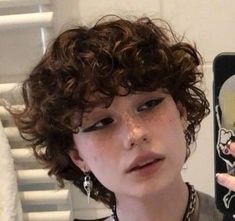 Short Tomboy Haircut, Nonbinary Hair, 3a Curly Hair, Tomboy Haircut, Short Dyed Hair, Curly Pixie Haircuts, Tomboy Hairstyles, Textured Curly Hair, Shaggy Haircuts