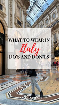 a woman walking through a shopping mall with the words what to wear in italy do's and don'ts