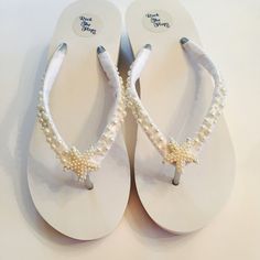 Wedding Flip Flops/Bridal Flip Flops /Wedges. by RocktheFlops Groomsmen Attire Beach Wedding, Shoes Beach Wedding, Bridal Shoes Wedges, Bridesmaid Sandals, Beach Wedding Groomsmen, Short Wedding Dress Beach, Flat Sandals Wedding, Beach Wedding Outfit, Blue Beach Wedding