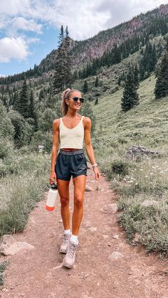 Colorado Summer Outfits, Cute Running Outfit, Trekking Outfit, Lauren Kay Sims, Road Trip Outfit, Mountain Trip