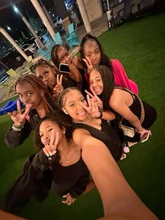 Wto Squad Photo Shoot, Summer Bday Outfit Ideas, Three Person Friend Groups, Friendgroup Pictures, 0.5 Pics, Friend Pictures Group, Black Friend Group, Gang Group