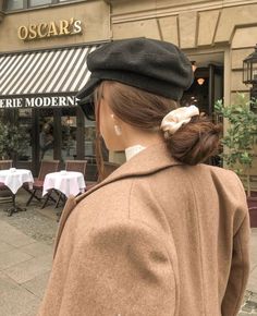 Check out this gorgeous dark academia hair and dark academia style #darkacademiahair #darkacademiastyle Cream Aesthetic, Classy Aesthetic, Stil Inspiration, Trik Fotografi, Mode Ootd, Beige Aesthetic, Parisian Chic, Brown Aesthetic