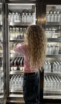 Blonde Woman In Her 40s, Blond Dyed Curly Hair, Aesthetic Curly Hair Products, Beach Crimped Hair, Blonde Highlighted Curly Hair, Tightly Curled Hair, Big Blonde Curly Hair, Different Perm Curls Types Of, Long Wavy Hair Blonde