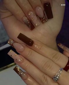 Nail Inspo Acrylic Brown, Fall Long Nails Acrylic, Latina Acrylic Nails Brown, Brown Acrylics With Design, Pretty Nails For Fall Acrylic, Cute Brown Fall Nails, Brown Prom Nails Acrylic, Fall Long Nails Ideas 2023, Fall Latina Nails