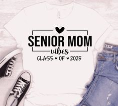 a t - shirt that says, senior mom vibes class of 205 on it