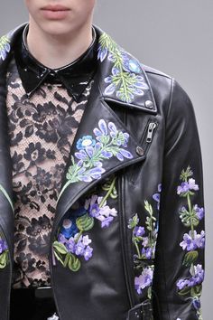 how u doin Embroidered Leather Jacket, Embroidered Leather, Christopher Kane, Fashion Details, Leather And Lace, Diy Fashion, Look Fashion, Runway Fashion, Style Vintage