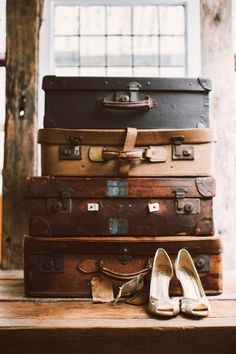 Old Trunks, Leather Suitcase, Old Suitcases, Vintage Suitcases, Vintage Suitcase, Vintage Luggage, Hat Boxes, Look Vintage, Vintage Love