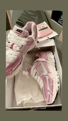 ollala les Nike vomero 😻😻 je les ai 😏😻😻 Pretty Sneakers, Trendy Shoes Sneakers, Pretty Shoes Sneakers, Kicks Shoes, Shoes Outfit Fashion, Cute Nike Shoes, Fresh Shoes, Hype Shoes, Cute Nikes