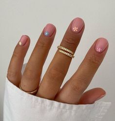 The Top Summer Nails Ideas and Trends for 2023 | Spring Nails Simple Short Round Nail Designs, Gel Manicure For Short Nails, Spring Hard Gel Nails, Boho Dip Nails, Natural Nail With Design, Easy Nail Designs For Beginners Short, Minimalistic Summer Nails, Very Very Short Nails, Summer Nails Natural Nail