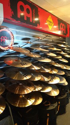 there are many drums on display in the store