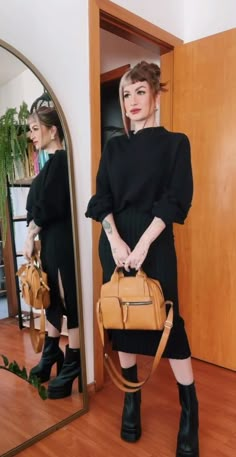 #FláviaPinho #Look #Dramático Edgy Business Outfits For Women, Alternative Church Outfits, Edgy Office Fashion Plus Size, Edgy Corporate Outfits, Black Corporate Outfit, Business Casual Goth Outfits, Edgy Work Outfits Women, Alt Office Outfit, Preppy Goth Outfits