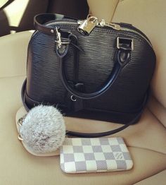 . Handbags 2022, Luxe Handbags, Louis Vuitton Travel, Alma Bb, Dior Handbags, Curly Hair Tips, Cadillac Escalade, Black Bag