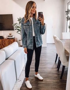 Denim Jacket Trend, Jean Jacket Styles, Denim Shorts Outfit, Look Legging, Jean Jacket Outfits, Fitted Denim Jacket, Denim Jacket Outfit, Oversized Jean Jacket, Fashion Jackson