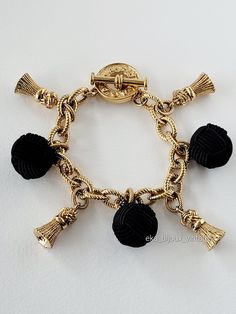 Magnificent Agatha Paris bracelet, in gold plated. Signed "Agatha Paris" on the closing ring. Length: 20 cm. Very good general condition. Free shipping worldwide by tracked letter. Comes in a velvet pouch. A large selection of vintage jewelry in very good condition in my shop: https://www.etsy.com/fr/shop/eKaBijouxVintage For a purchase of 3 items or more, contact me for a discount code. Do not hesitate to contact me for any additional information (delivery method, request for additional photos, etc.). Paris Bracelet, Paris Vintage, Vintage Bracelet, Bracelet Vintage, Velvet Pouch, Vintage Bracelets, Charm Bracelets, Discount Code, Favorite Jewelry