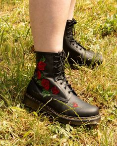 Rose Doc Martens, Dr Martens Aesthetic, Boho Style Boots, Doc Martens Black, Lace Up Boots Women, Black Dr Martens, Floral Boots, Yellow Heels, Embroidered Roses