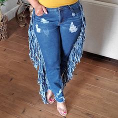 Concert Jeans, Diy Ripped Jeans, Cut Out Jeans, Fringe Jeans, Upcycle Clothes Diy, Diy Clothes Design, Womens Fashion Jeans, Distressed Denim Skirt, Denim Wear