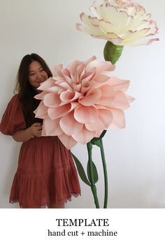 Giant Dahlia — Handmade by Sara Kim Giant Flower Stand, Giant Dahlia, Templates For Cricut, Giant Paper Flower Tutorial, Giant Flowers Diy, Lamps Diy, Paper Flower Templates, Paper Dahlia, Paper Flower Art