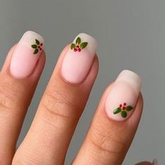 Christmas Nail Art Elegant, Holly Nails Design, French Tip With Holly, Christmas Holly Nail Art, Holly Leaf Nails, Holly On Nails, Christmas Nails Vintage, Natural Short Christmas Nails, Subtle Christmas Nail Designs