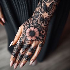 ideia de tatuagem para mão, criação única Finger Hand Tattoos For Women, Butterfly Flower Hand Tattoo, Arm Hand Tattoo Women, Botanical Hand Tattoo, Hand Finger Tattoos For Women, Skull Hand Tattoo For Women, Womens Hand Tattoos Ideas, Floral Hand Tattoos For Women, Flower Hand Tattoos For Women