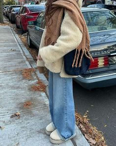 Winter Outfit Skirt, Fall Outfits With Jeans, Amaka Hamelijnck, Sweatpants Aesthetic, Outfit Sweatpants, Outfit Ideas Street Style, Fall Outfit Aesthetic, Nyc Fits, Streetwear Outfit Ideas