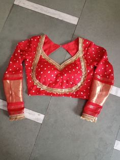 Bnarsi Sadi Blouse Design, Rajputi Blouse Pattern, Bandhani Blouse Designs Latest, Simple Choli Designs Latest, Bandhani Saree Blouse Designs Latest, Bandhej Blouse Designs Latest, Bandhani Blouse Pattern, Katpadar Saree Blouse Design, Bandhani Blouse Work