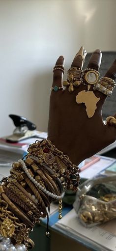 Earthy Girl Jewelry Black Women, Assories Jewelry Accessories, Black Earthy Girl Aesthetic Jewelry, 90s Gold Jewelry Aesthetic Black Women, Maximalist Jewelry Black Women, Gold Jewelry On Black Skin Girl, Black Women Gold Jewelry, Gold Jewelry Black Women, Black Women Jewelry