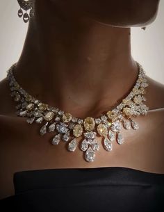 Jewellery Fashion Shoot, Jewelry Cartier, Jewellery Photography Inspiration, Diamond Jewelry Set, Jewelry Photoshoot