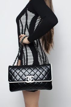 Classic Chanel Bag, Chanel Black And White, Classic Chanel, Chanel Couture, Ladies Purse, Handbags Fashion, Handbags Designer