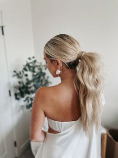 Loving this sleek and textured party pony for weddings! Save this style if you’re a bridesmaid or bride looking for a hairstyle for wedding day. Party Pony Bridesmaid Hair, Pony Bridal Hairstyles, Sleek Ponytail Wedding Hair, Bridesmaid Party Pony, Party Pony Wedding Hair, Wedding Day Hair Updo, Wedding Party Pony, High Pony Updo Wedding, Bridesmaid Hairstyles Sleek