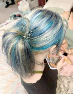 Hair Dye Inspo For Blondes, Indie Hair Dye Ideas, Colour Streaks In Hair, Blue And White Hair Aesthetic, Coloured Highlights Blonde Hair, Scene Hair Dye Ideas, Color Streaks In Hair, Skunk Hair Blonde