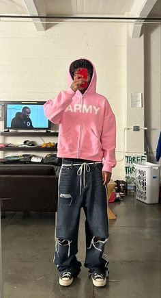 Men Wearing Pink Outfit, Converse Pink Outfit, All Star Outfit Men, 90s Black Men Fashion, Pink Hoodie Outfit, All Star Outfit, Tuff Fits, Earthy Outfits