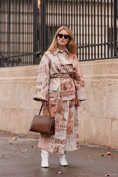 Click through to see the latest Paris Fashion Week street style shots from the fall 2019 shows happening this week. Bootie Shorts, Ripped Jeans Style, Good Outfits, French Street Fashion, Street Style Fall, Women's Street Style