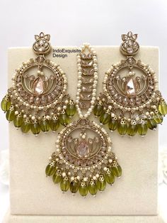 High quality Antique gold polki Earrings and Tikka Set/ Indian Jewelry/ Bollywood Jewelry/ High Quality Jewelry/ Antique gold reverse ad tikka set All items are shipped from Brampton, Ontario, Canada. If you need your item by a certain day, please reach out to us for express delivery option before placing the order so that we can update the shipping for you. Standard shipping/delivery timeline Below are the estimated delivery times after the order is shipped/dispatched.  ---> USA delivery timeli Gold Round Bollywood Tikka, Gold Chandbali Tikka Hand Set, Gold Chandbali Tikka With Hand Set Details, Gold Bollywood Style Round Tikka, Gold Tikka With Gota Work For Eid, Gold Hand Set Chandbali Tikka, Gold Tikka With Stone Work, Gold Hand Set Jhumkas For Eid, Gold Round Danglers With Gota Work